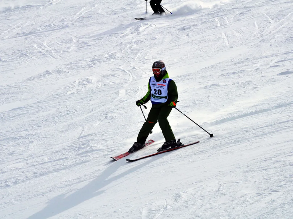 Skifahrerin mit Startnummer 28 auf der Rennstrecke.